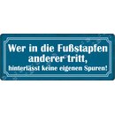 Schild Spruch "Wer in die Fußstapfen anderer...