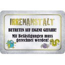 Schild Spruch "Irrenanstalt, betreten eigene Gefahr,...