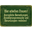 Schild Spruch "Hier arbeiten Frauen, Bemerkungen...