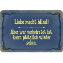 Schild Spruch "Liebe macht blind, verheiratet kann...