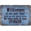 Schild Spruch "Willkommen jeder Gast, arm...