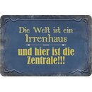 Schild Spruch "Welt ist Irrenhaus, hier...