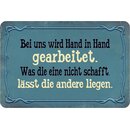 Schild Spruch "bei uns Hand in Hand gearbeitet, eine...